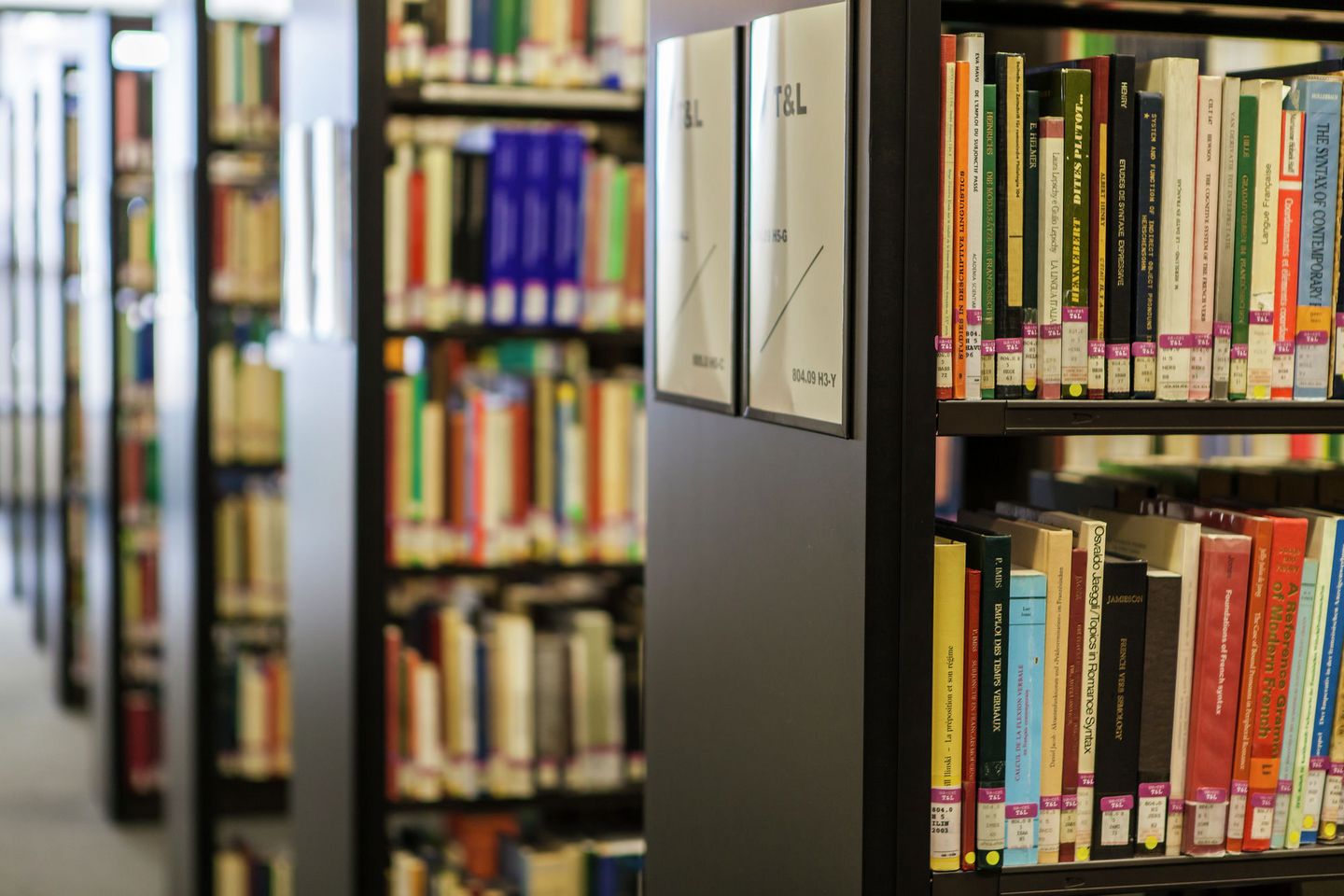 bookshelves-in-library